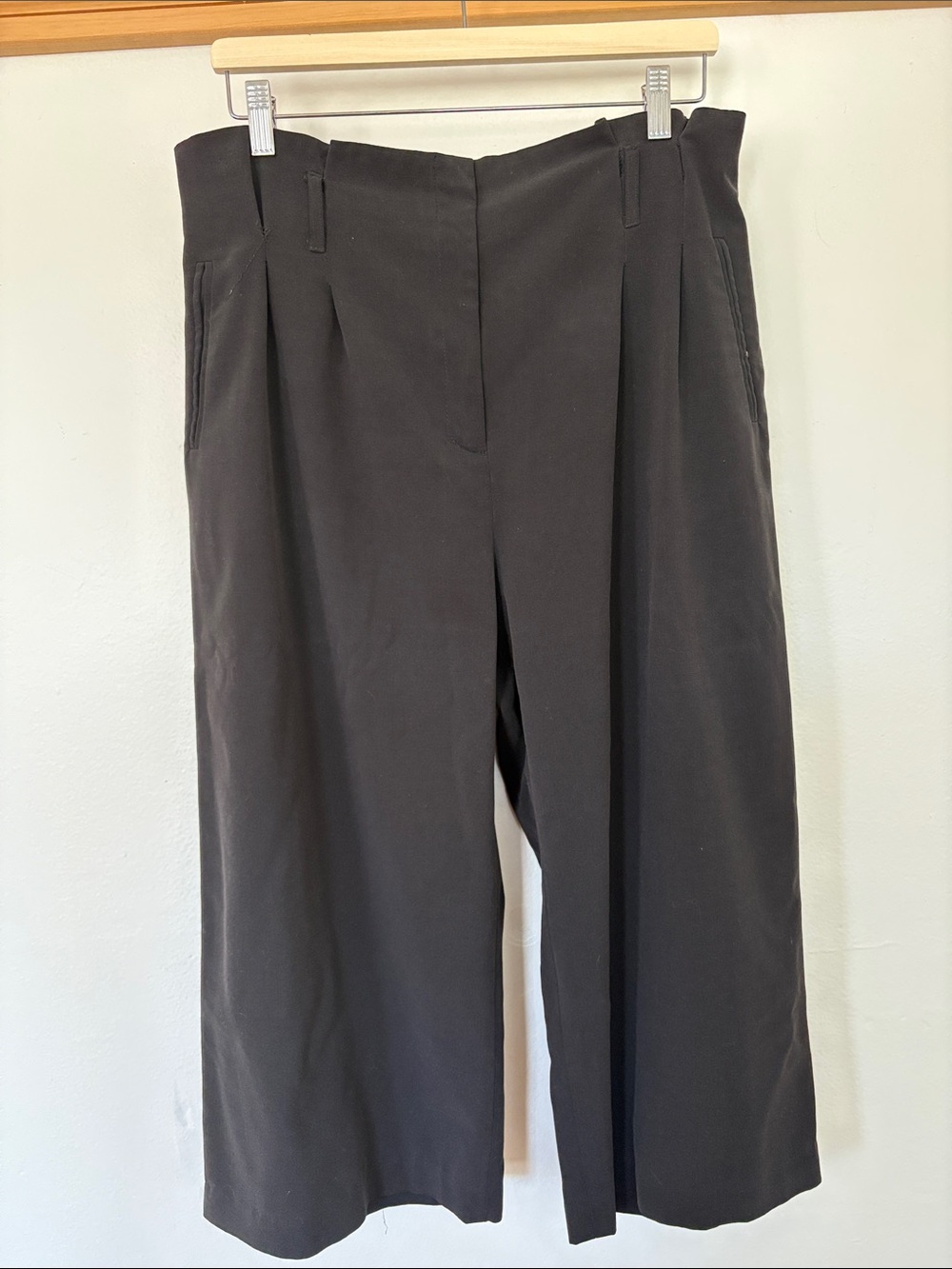 Black Pleated Wide-Leg women’s culotes